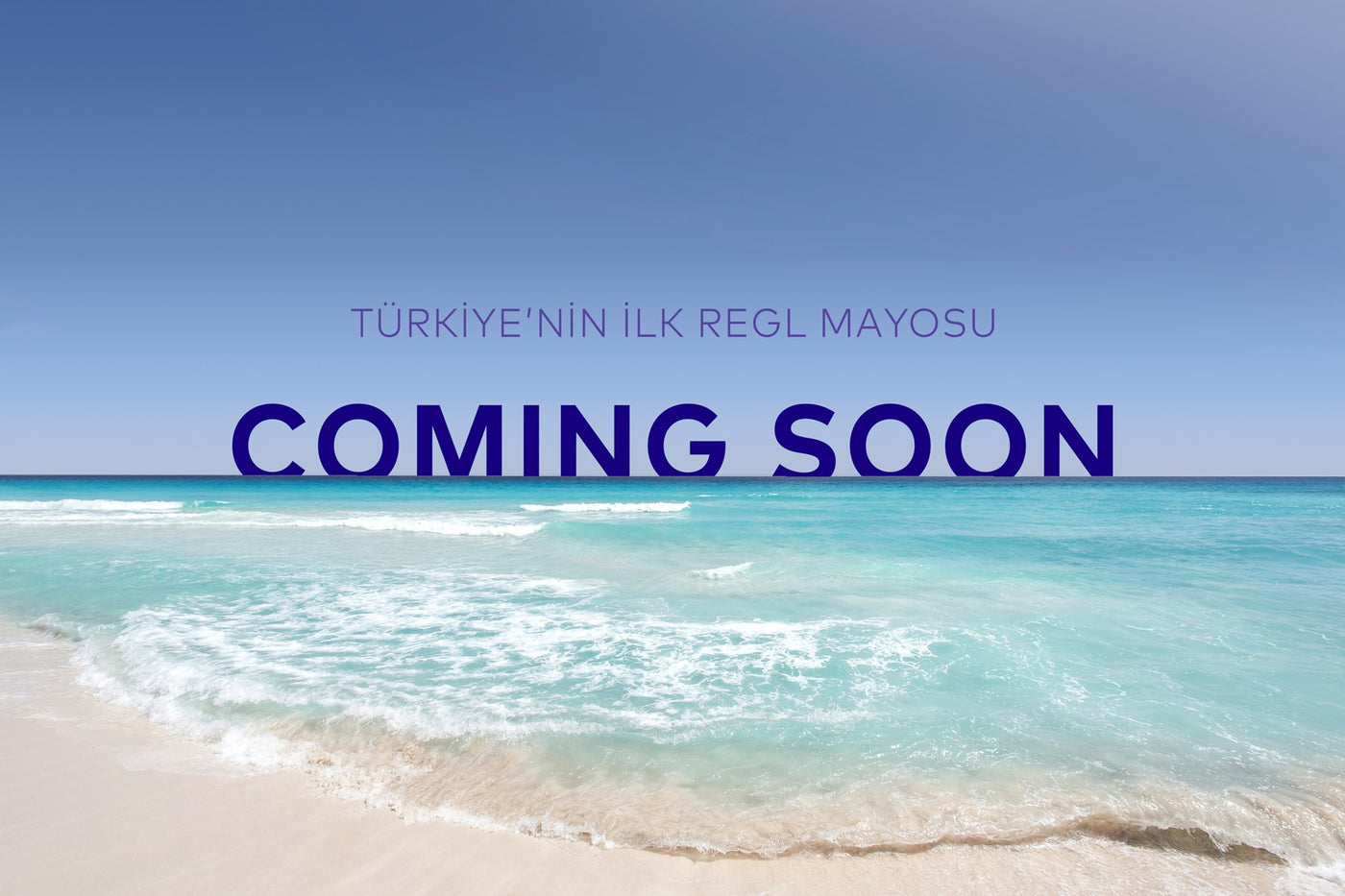 Yaz mevsiminde çekilen turkuvaz bir deniz fotoğrafı. Ufuk çizgisinde Türkiye'nin İlk Regl Mayosu Coming Soon yazıyor. 